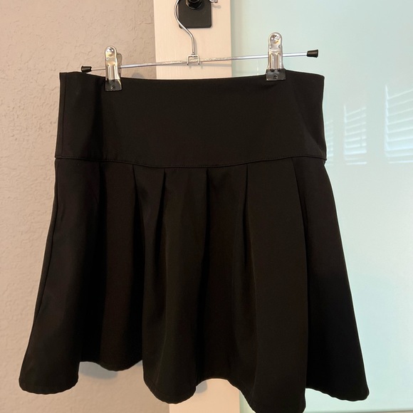 Romwe Black Pleated Mini Skirt size small with grommets Zipper side - Picture 2 of 4